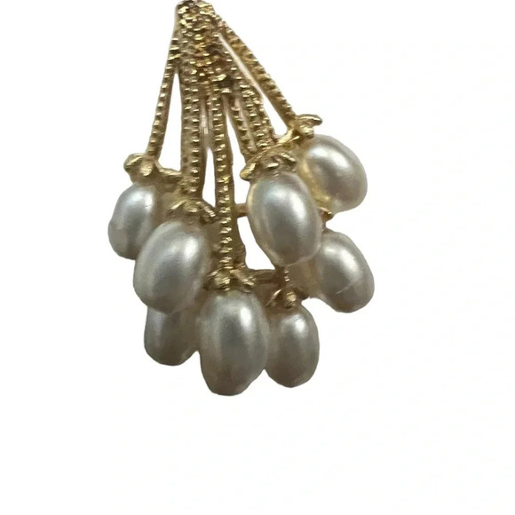 Pearl Cluster Gold Tone Post Earrings New - Picture 2 of 3